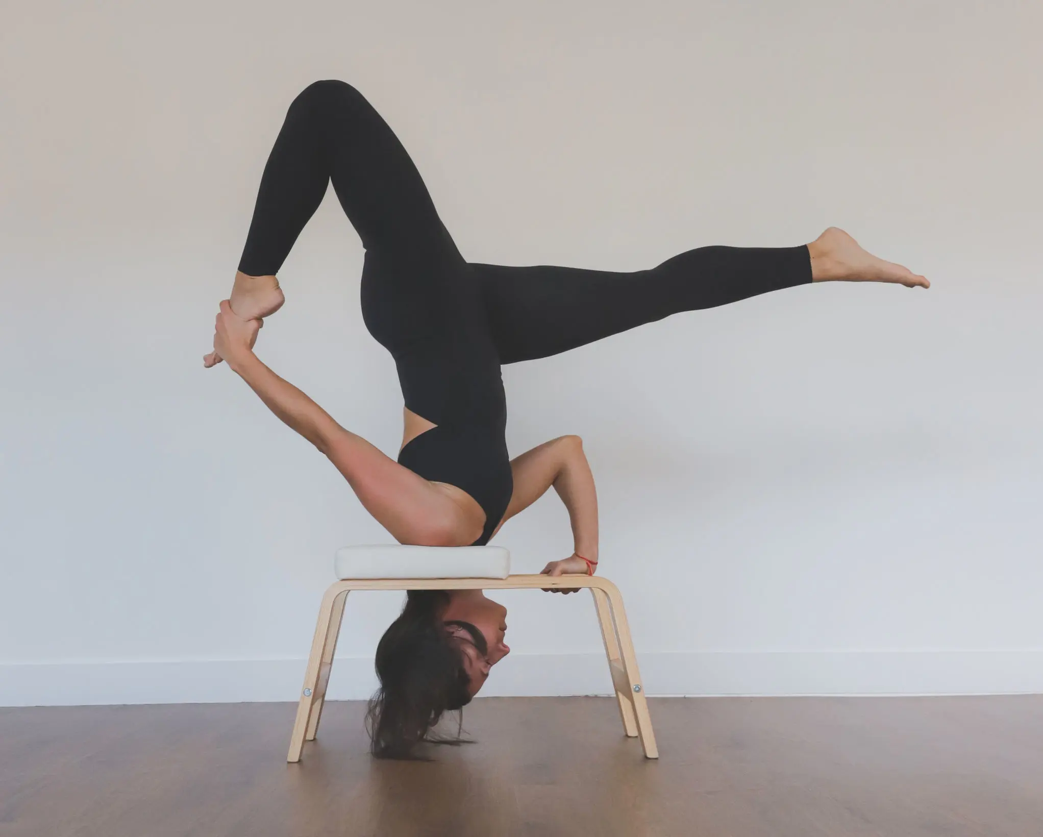 Taller de yoga con banco en Conexión
