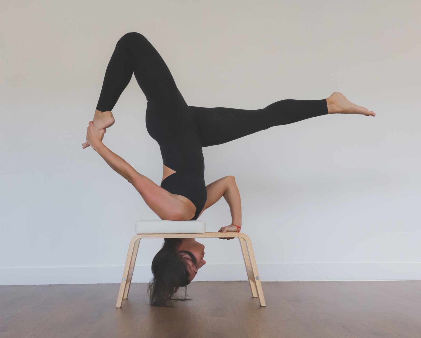 Taller de yoga con banco en Conexión